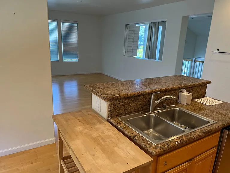 11 Royal Oak Ct — Photo 2