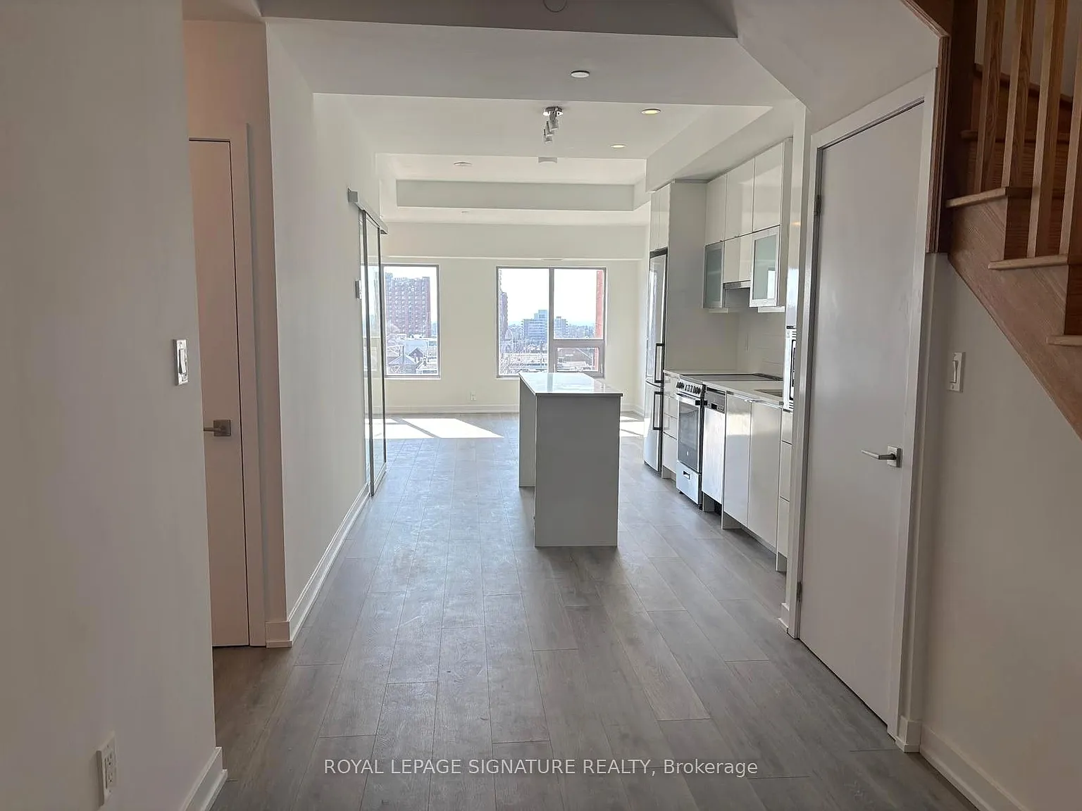 8 Haus Boutique Condos — Photo 3