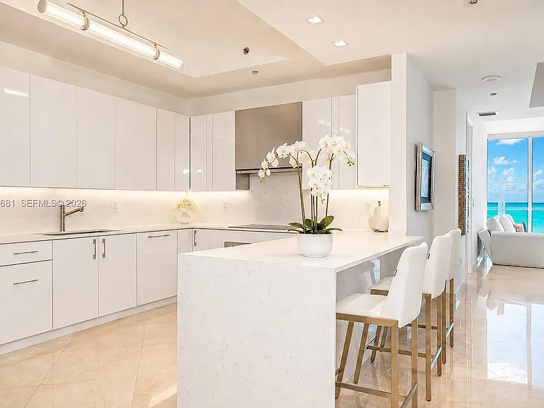 100 S Pointe Dr #1507 — Photo 4