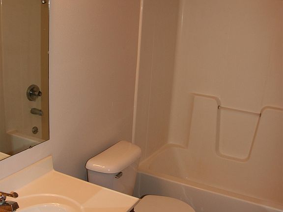 Campus Court - 1st Bathroom