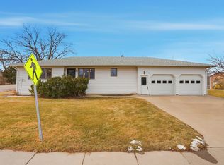611 Glenn St, Wall, SD 57790