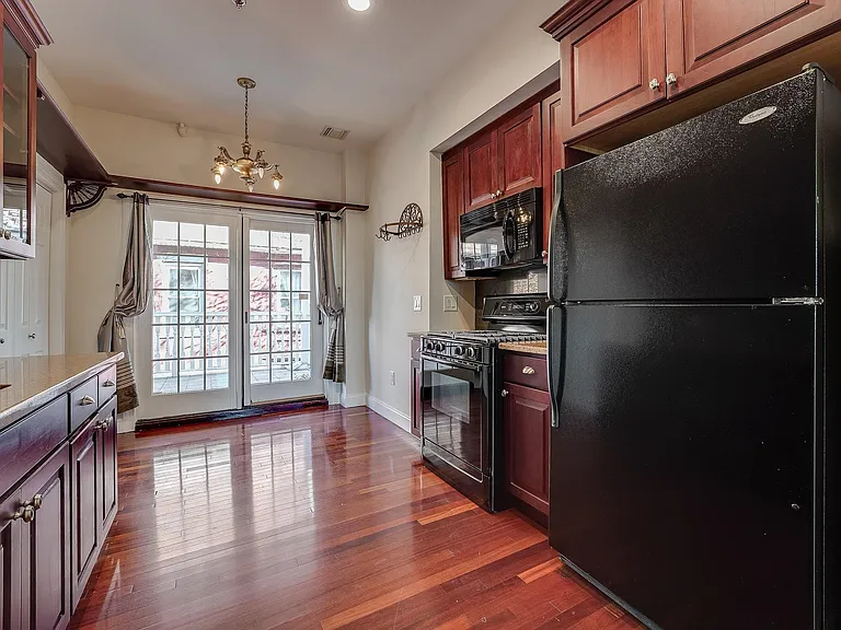 880 Summit Ave #2 — Photo 3