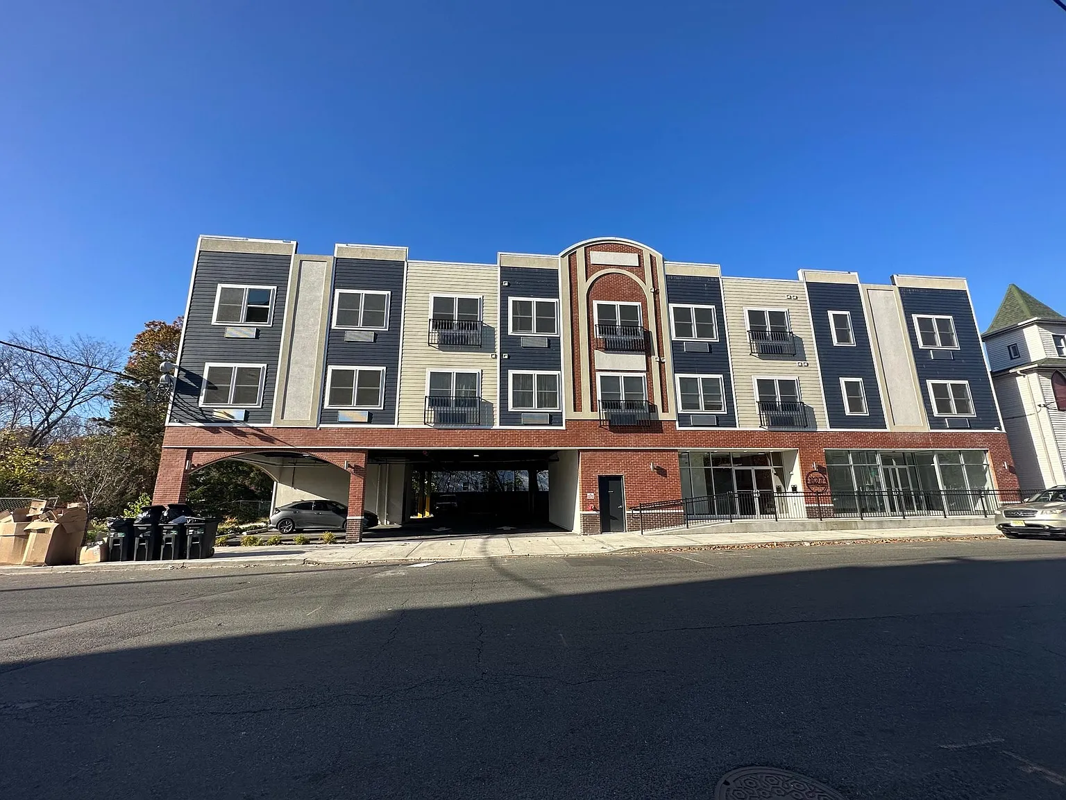 2 bed, 820 sqft, $2,400 — Photo 1