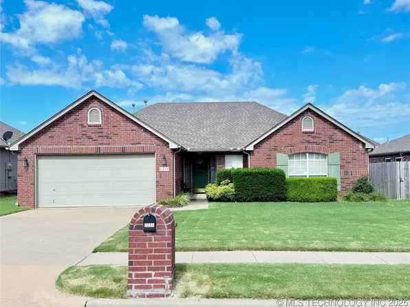 5218 S Redbud Dr W, Sand Springs, OK 74063