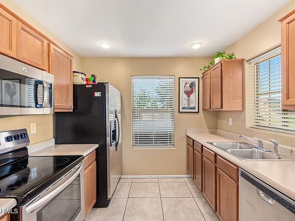 3rd image of 985 W Vineyard Plains Drive
