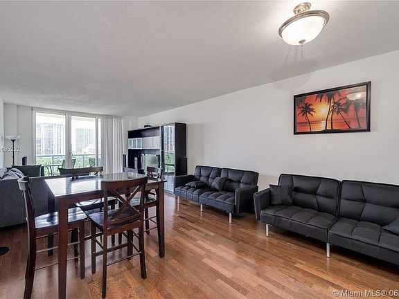 4th image of 19370 Collins Ave APT 922
