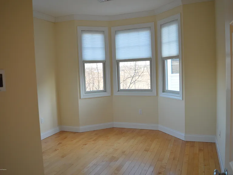 606 Park Ave — Photo 36