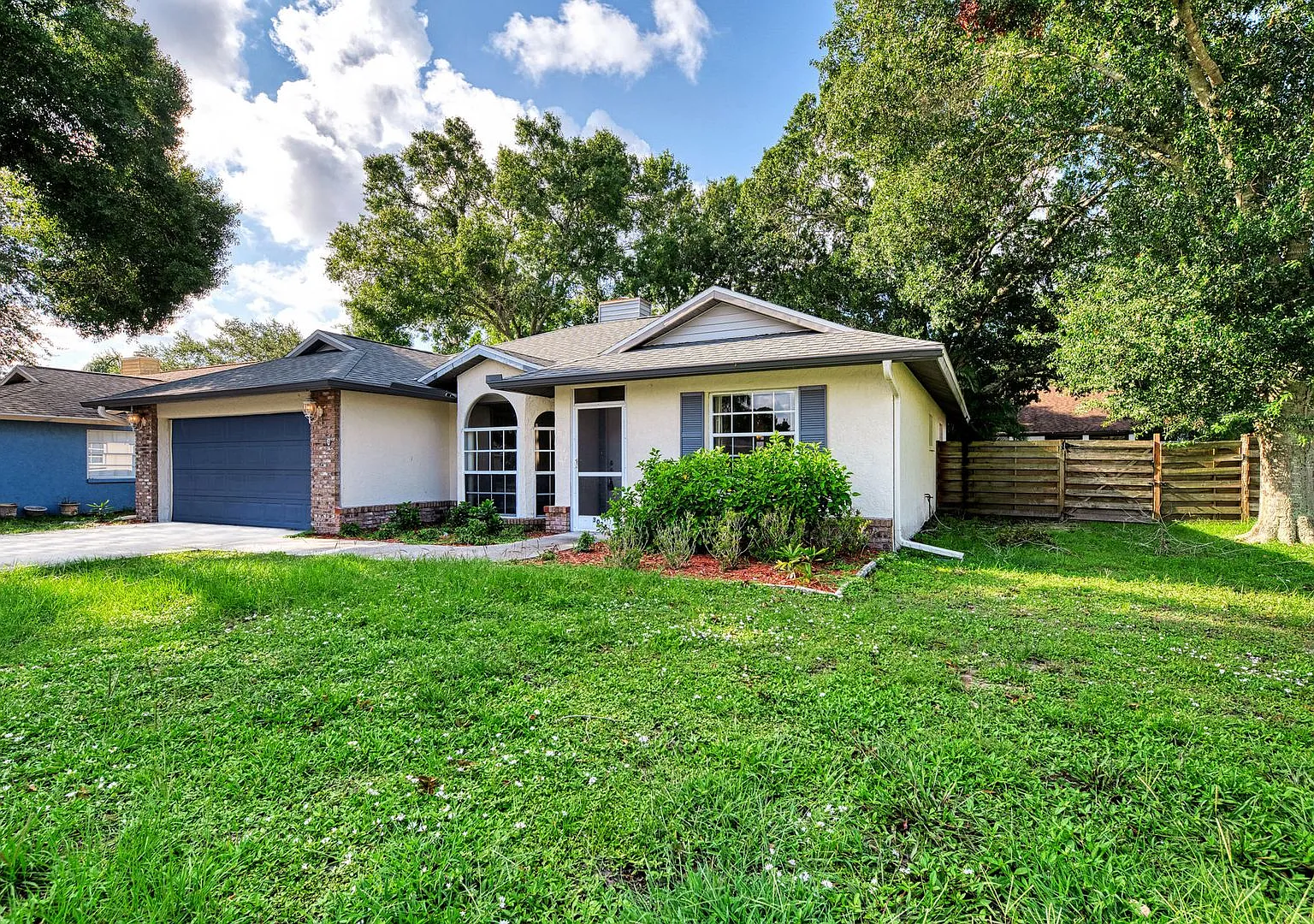 Stunning 3 Bedroom, 2 Bathroom, 2 Car Garage Home Located In The Highly Sought After Briarwood Co... — Photo 3