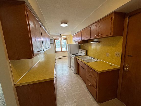 3rd image of 996 Van Buren Ave #7