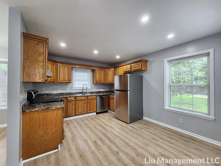 1042 N Traub Ave — Photo 5