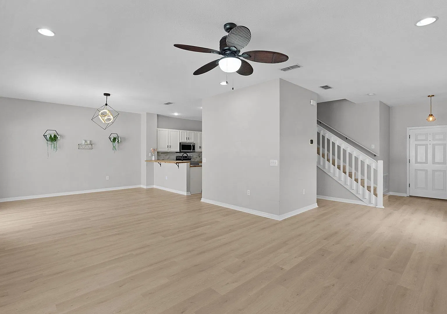 Spacious 4-Bedroom Home for Rent in Oxford, FL! — Photo 2