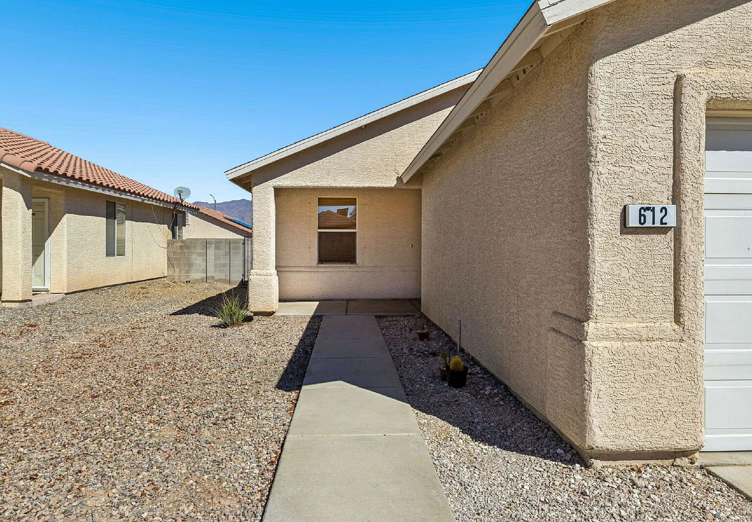 3 bed, 2.0 bath, 1125 sqft, $1,900 — Photo 2