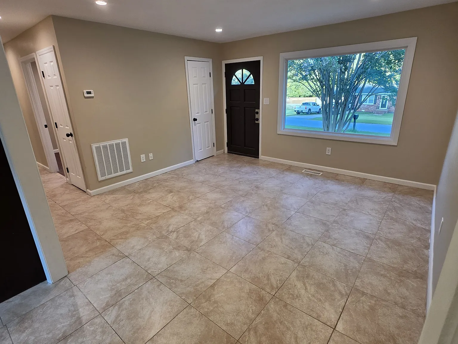 3 bed, 1100 sqft, $1,700 — Photo 4