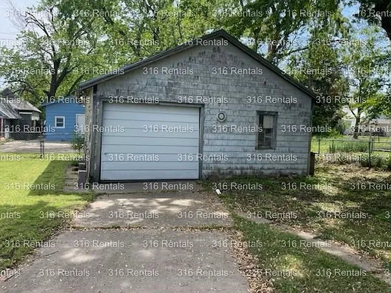425 E 3rd St — Photo 2