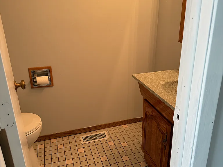 1070 Glouchester Hbr — Photo 7