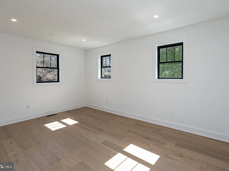 981 Henry Ave — Photo 26