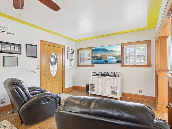 5th image of 277 W Walnut St