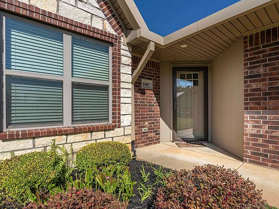 2nd image of 1807 Yellowstone Dr