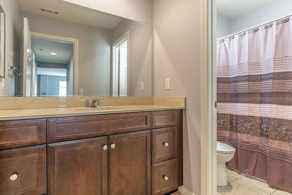 3 bed, 2.5 bath, 2370 sqft, $1,000 — Photo 4