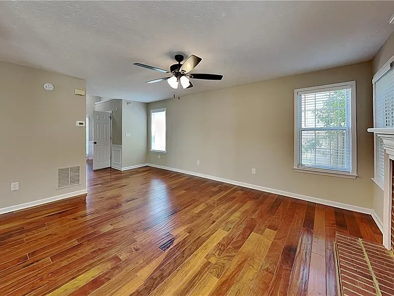1045 Winthrope Chase Dr — Photo 3