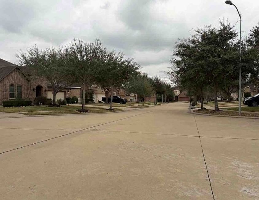 Exterior Neighborhood (street photo)