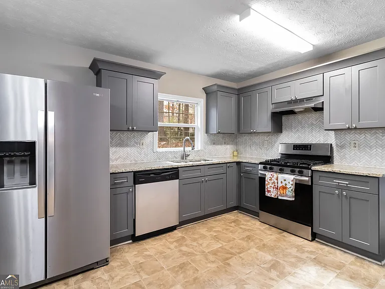 888 Chartley Dr — Photo 9