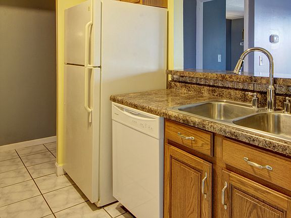 5th image of 300 W Fullerton Ave APT 319