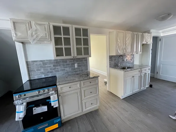 217 Hudson Place image 8 of 13