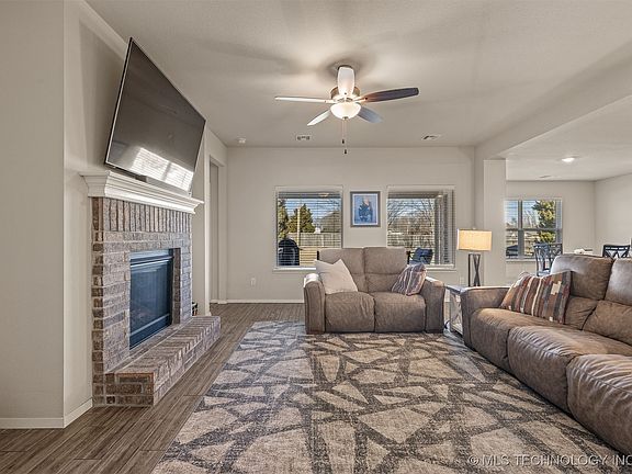 5th image of 16629 E 115th St N