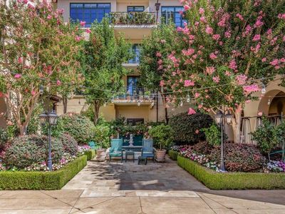 555 Byron St APT 104, Palo Alto, CA, 94301
