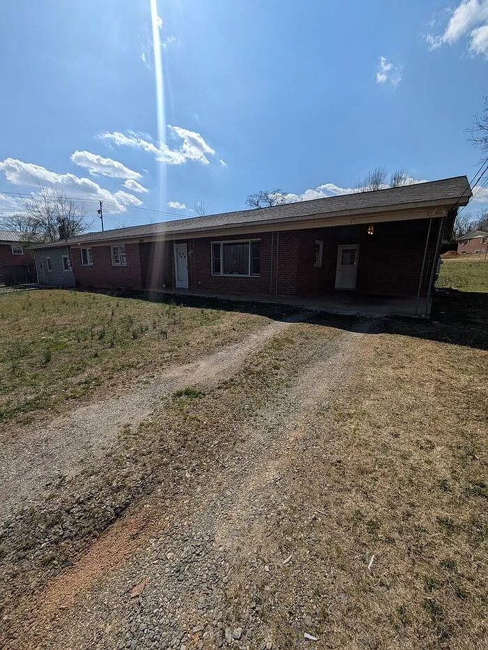 3 bed, 1.5 bath, $995 — Photo 1