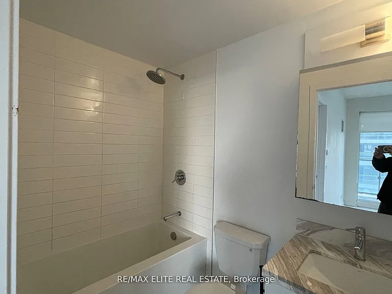 2221 Yonge St #1105 — Photo 11