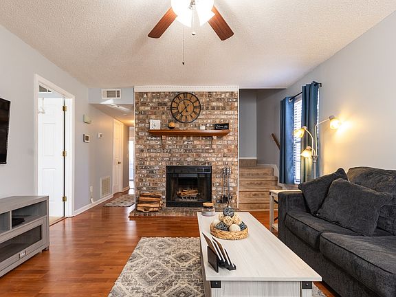 2nd image of 100 Deerpoint Ln