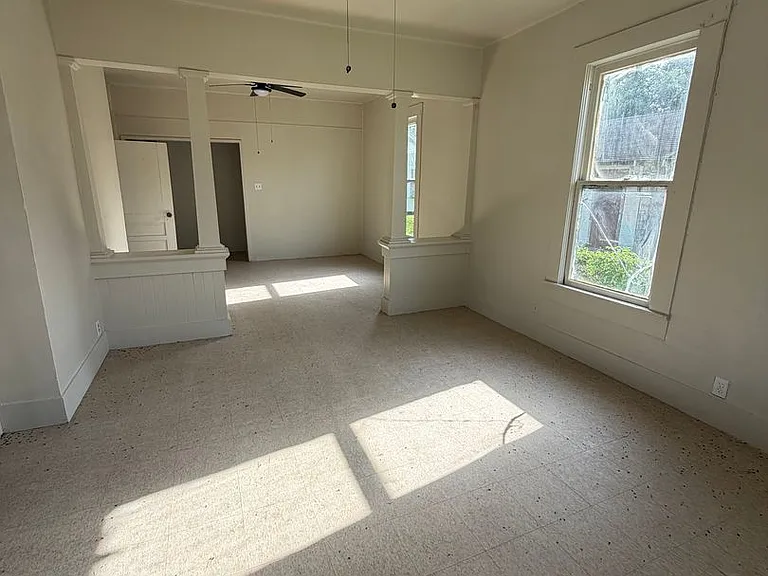 720 Elgie St — Photo 6