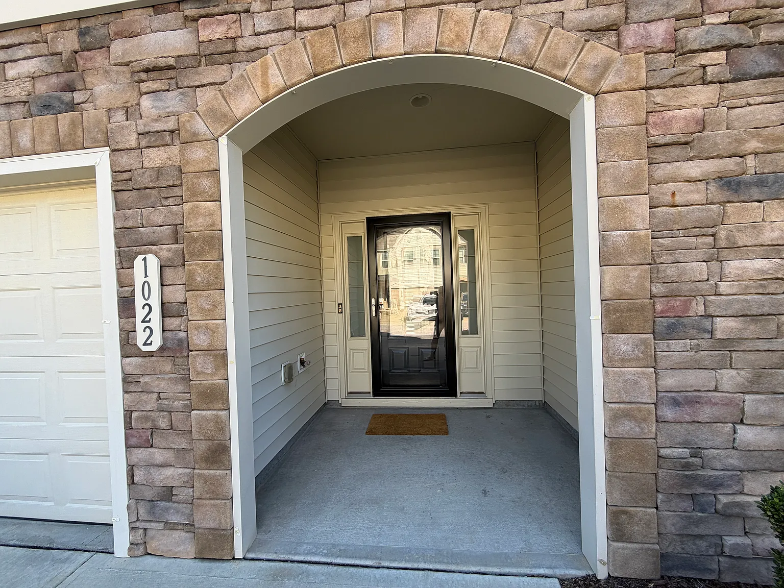 3 bed, 1678 sqft, $1,850 — Photo 2