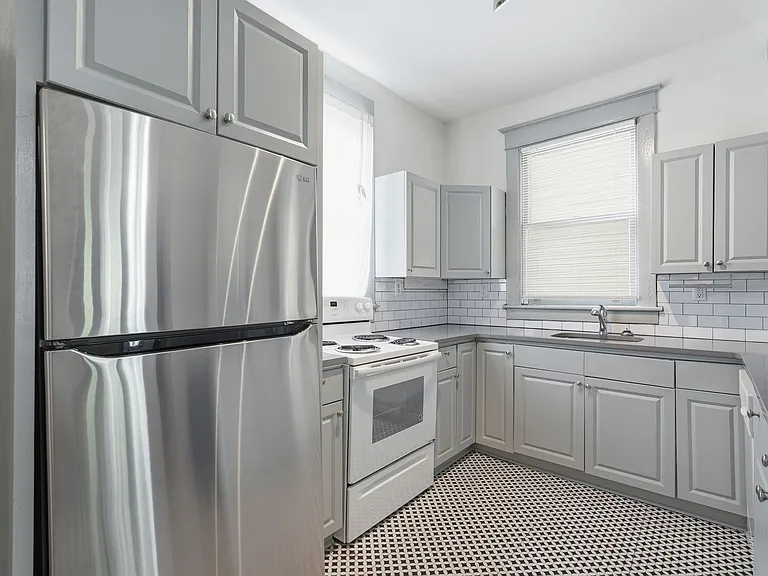 538 E Waldburg St — Photo 23