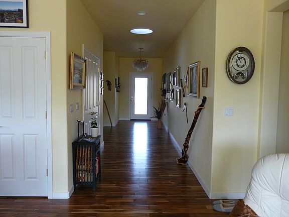 29' Entry & art wall