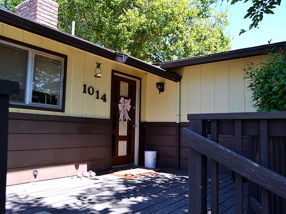 2nd image of 1014 NE Pepperwood Dr