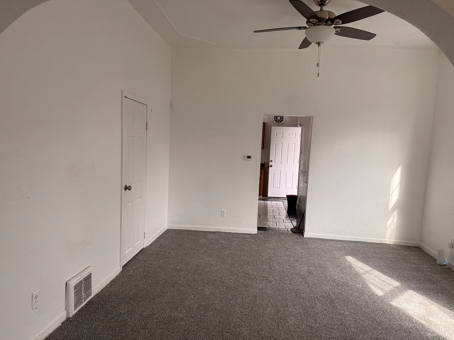 4 bed, 890 sqft, $1,200 — Photo 3
