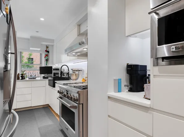 420 East 55th Street image 6 of 11