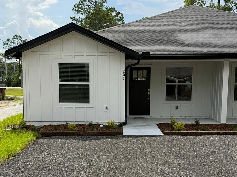 201 Bradford Dr — Photo 2