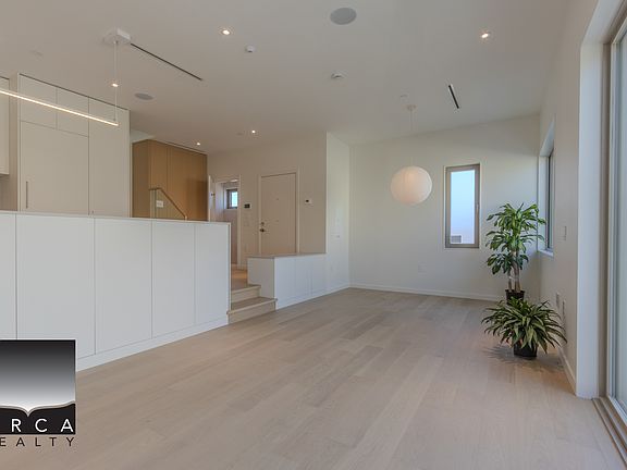 5th image of 2915 E 5th Ave #1