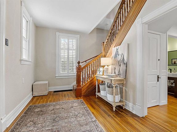 4th image of 929 Newport Ave