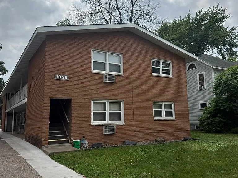 1038 Oxford Ave — Photo 2