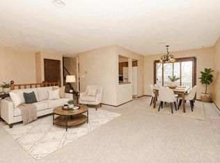 W287N6453 Highland COURT, Hartland, WI 53029