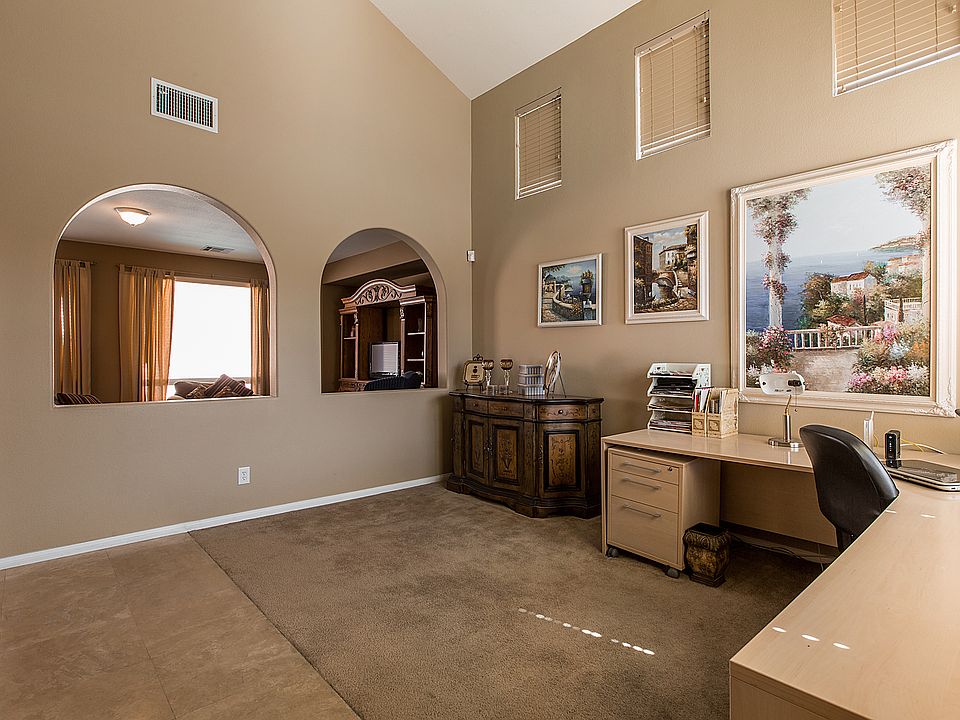 Front Living Room w/windows