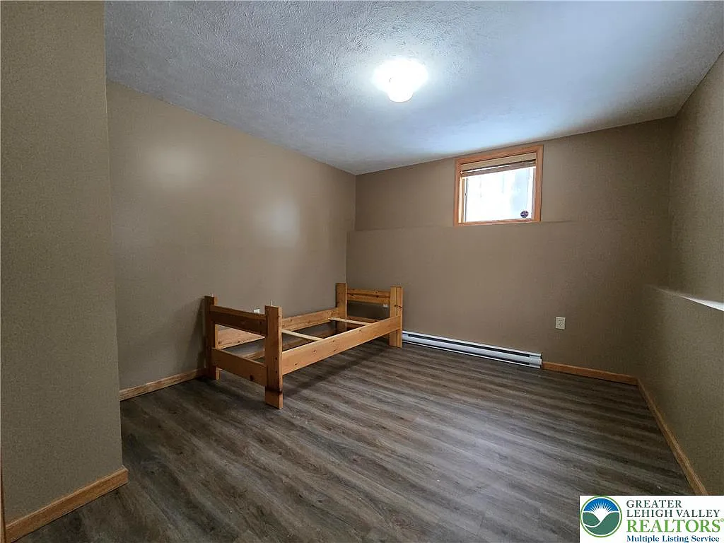 4 bed, 2.5 bath, 2068 sqft, $2,500 — Photo 4