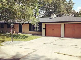 414 Cedar Dr, Charleston, IL 61920