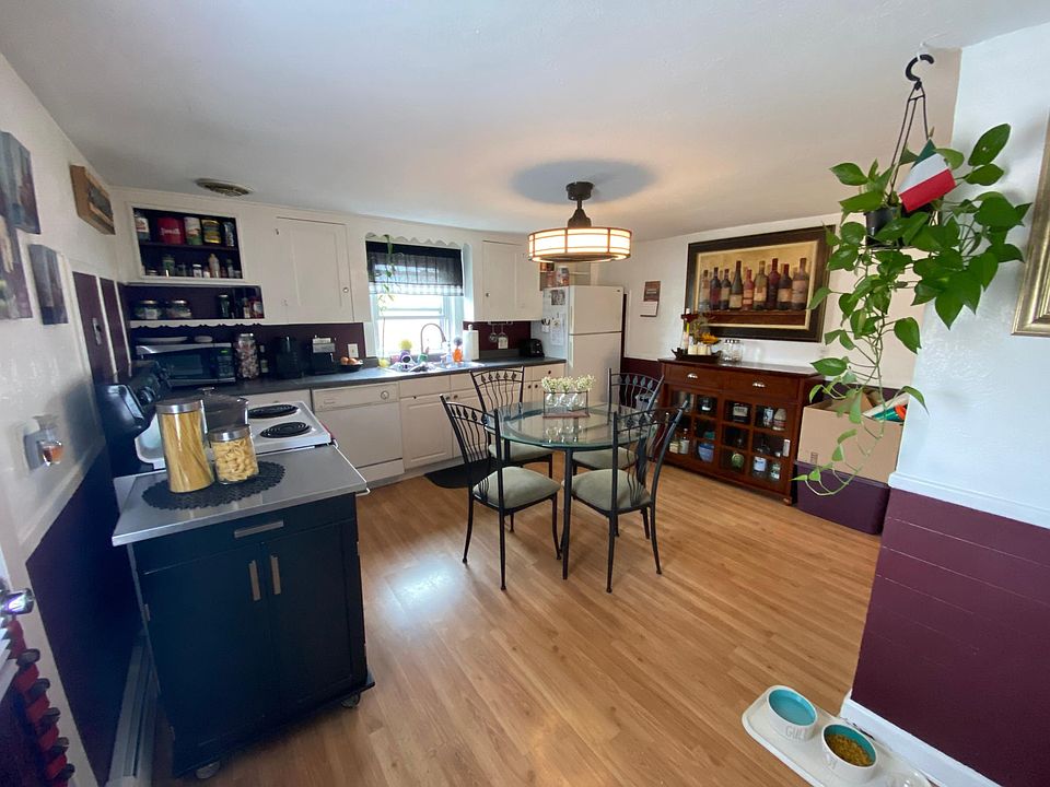 Eat in kitchen