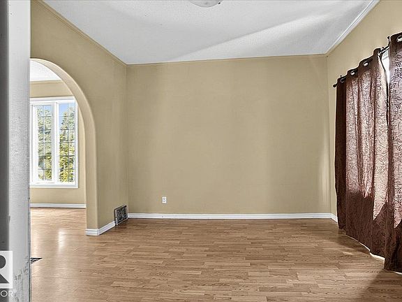 5th image of 5010 52nd Ave NW
